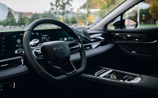 По-високото ниво Exclusive добавя двузонов климатик, двуцветно боядисване на каросерията с допълнителни червени орнаменти, панорамен покрив, аудио с 8 говорителя Sony. 
Все още не са уточнени цените за България и дори за Румъния. Но знаем цената за Унгария, която за базовата Omoda 5 започва от 9.99 млн. форинта, или 25 490 евро. По-високото ниво стартира от еквивалента на 29 300 евро. Това са промоционални цени за лансирането на марките, но опитът ни с други китайски компании показва, че вероятно ще се запазят във времето. За отбелязване е, че в Унгария ДДС е 27%, със 7% повече, отколкото в България, но няма гаранции, че това ще доведе до по-ниски цени у нас. 
