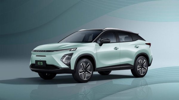 Кросоувърът предлага и чисто електрическа версия, която има електромотор с мощност 150 киловата и 340 Нм максимален въртящ момент. При нея ускорението 0-100 км/ч става за 7.2 секунди, но максималната скорост е по-ниска - 170 км/ч. Батерията е достатъчна за пробег от 402 км по тестовия цикъл WLTP. 
Цената в Унгария е 14.49 милиона форинта, или малко под 37,000 евро. 
