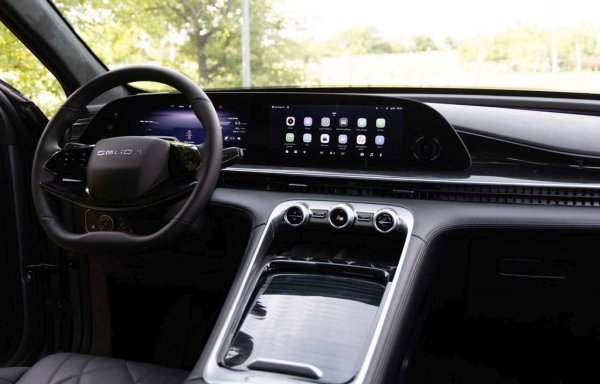 Стартовата цена за Omoda 9 SHS в Унгария е почти 22 млн. форинта, или към 56,100 евро. Срещу това получавате електромагнитно адаптивно окачване, отопление и вентилация на всички седалки и масажна функция, аудиосистема от Sony с 14 говорителя, синхронизирано с музикалната уредба амбиентно осветление, 24.6-инчов екран на мултимедията, която ползва доста мощен процесор 8155, 8 въздушни възглавници, микровълнова дезинфекция на жабката, камери за 540-градусов обзор около автомобила (което означава 360 градуса плюс отгоре и отдолу), система за пречистване на въздуха в салона със сензор. 
