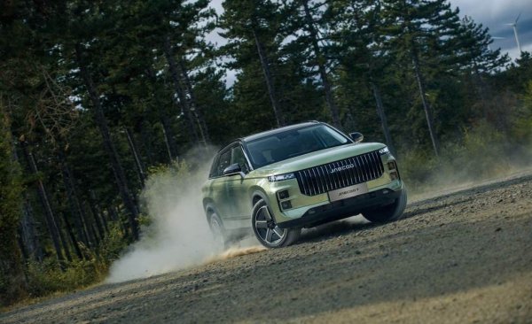 Компактен кросоувър с дължина 4.50 и ширина 1.87 метра, който в пазар и на някои други азиатски пазари се предлага и като Chery Tiggo 7. Jaecoo J7 също идва в две нива на оборудване, но разликата между тях е доста по-съществена, отколкото при Omoda - базовото ниво е с предно предаване, а по-високото - със задвижване на четирите колела. 
Двигателят е 1.6-литров бензинов TGDI със 197 коня мощност, комбиниран със 7-степенна трансмисия с двоен съединител. 

