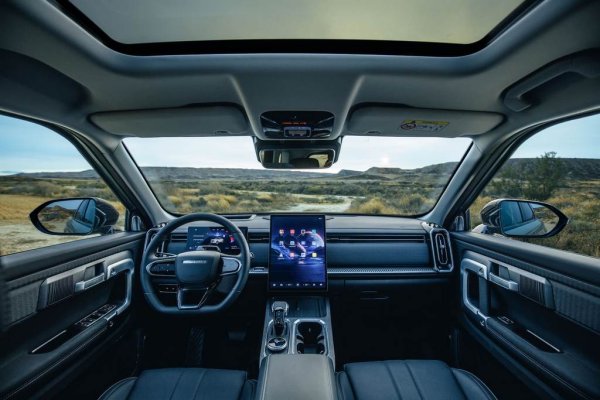 За проектирането на J7 китайците са привлекли бивши инженери и дизайнери на Land Rover. Разликата между варианта с предно и този с AWD е 125 килограма в общото тегло (1524 срещу 1649 кг), а също и в обема на багажника, който е 584 литра в базовата версия, но намалява до 500 литра с добавянето на пълно предаване. Средният разход е 7 литра на 100 км в първия случай и 8 на сто във втория, максималната скорост е 180 км/ч. 
