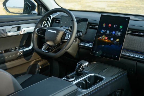 Промоционалната цена за въвеждането на унгарския пазар е еквивалентна на 31,850 евро. Оборудването включва 8 въздушни възглавници и внушителен набор от електронни асистенти, мултимедия с 13.2-инчов екран и вградена навигация, безжично зарядно за мобилни устройства (50 вата), интелигентен гласов асистент, кожен салон (синтетика), отоплени предни седалки, двузонов климатроник. 
Джантите са алуминиеви, 19 цола. Панорамният покрив е с електрическо отваряне, също като вратата на багажника. 
Горното ниво Exclusive, което е с около 3,800 евро по-скъпо, добавя AWD система с четири режима, 14.8-инчов дисплей на мултимедията, аудиосистема Sony, система за пречистване на въздуха, отопляем волан, а седалките имат и вентилация, освен отопление. 
