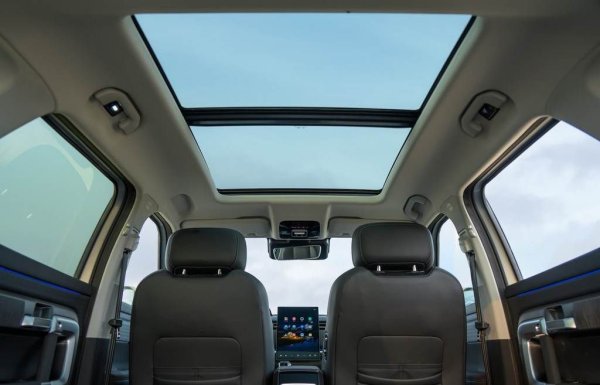 Освен със стандартния бензинов турбомотор, J7 се предлага и като пълен хибрид (SHS), в който двигателят и електромоторите дават общо 341 коня мощност и 525 Нм максимален въртящ момент. Батерията е 18.3 киловатчаса, с нея и със зареден бензинов резервоар автомобилът може да измине 1200 километра, без да спира. 
Цената за Унгария започва от 38 240 евро. 
