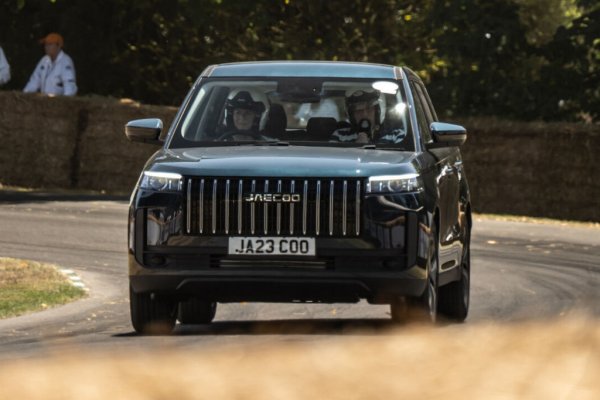 Най-новото попълнение в гамата за Европа бе представено това лято на Фестивала на скоростта в Гудууд, и дори направи обиколка на легендарното трасе по хълма. Малкият кросоувър все още не е лансиран на повечето европейски пазари. Във Великобритания се предлага в две нива на оборудване, и двете с 1.6-литровия бензинов турбомотор със 194 коня мощност и 290 Нм въртящ момент, комбиниран със 7-степенна DCT трансмисия. 
