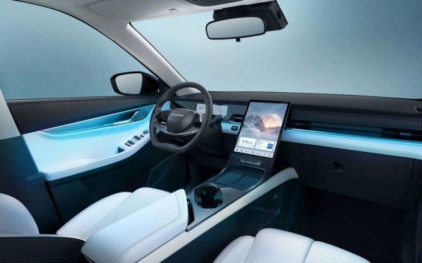 Jaecoo 5 има варианти и само с предно, и с пълно предаване. Интериорът включва 13.2-инчов сензорен дисплей на мултимедията и дигитален приборен панел със същия диагонал. Багажникът побира 480 литра, а рейките на покрива издържат до 75 кг товар. Новият кросоувър предлага и някои полезни хитрини за соствениците на кучета, включително специално удължение на седалките, отделна климатична зона за домашните любимци и филтри за козина. 
