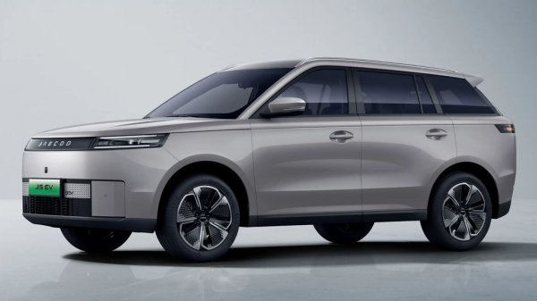 Най-компактният кросоувър в гамата има и електрическа версия, която се задвижва от монтиран на предната ос електромотор с 211 коня мощност и 288 Нм максимален въртящ момент. Той е комбиниран с 61-киловатчасова батерия, осигурваща 470 км с едно зареждане (по NEDC тестове). 
