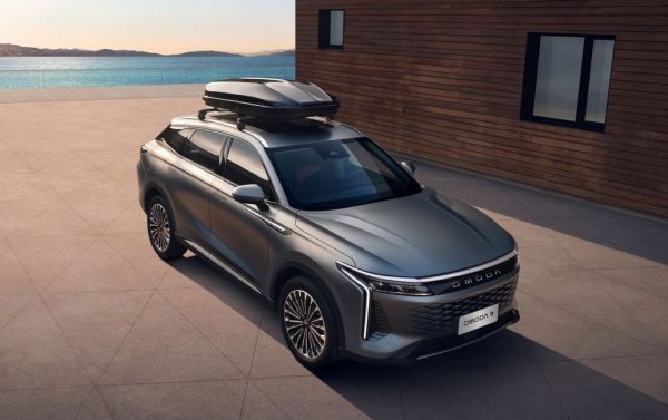 Голям (4.78 метра) кросоувър, който на китайския пазар се продава под шапката на друга дъщерна марка на Chery - Exeed Yaoguang. В Европа Omoda предлага само версията SHS, която китайците наричат "суперхибрид" и която е на практика PHEV с 34.5-киловатчасова батерия, три електромотора и 1.5-литров бензинов GDI DHE двигател. Комбинирането на тези агрегати дава 448 конски сили и 4.9 секунди от 0- 100 км/ч. Бензиновият резервоар побира 70 литра, което заедно с батерията дава автономен пробег от над 1100 км без спиране за зареждане. Пробегът само на електричество e над 150 км. SHS дава и необикновено високата като за плъг-ин хибрид скорост на зареждане до 65 кВт. 
