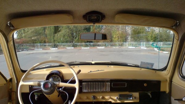 Малцина помнят днес досадата от използването на обикновени чистачки без интервал - такива, при които има само две положения, включено и изключено. Чистачките с интервали се появиха на Запад едва през 70-те, а на Изток - дори и по-късно. Гениалното хрумване за тях бе на изобретателя Робърт Кърнс, който ги предложи на големите американски производители. Ford, Chrysler и GM последователно му посочиха вратата, и после невъзмутимо откраднаха идеята. След две десетилетия разправии Кърнс най-сетне ги осъди през 90-те да му изплатят 30 милиона долара обезщетение. 
