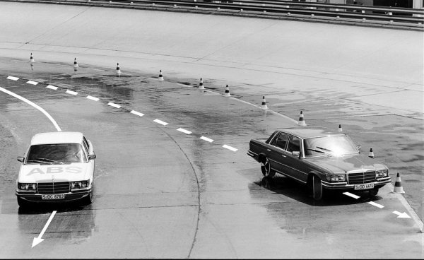 За българските шофьори те не са чак толкова далечен спомен, защото соц автомобилите нямаха подобни екстри. Затова и мнозина сред нас все още по стар и излишен навик "помпат" спирачката върху лед, за да не я блокират. 
Mercedes пръв въведе технологията през 70-те, а в наши дни тя е задължително оборудване в ЕС. Също като системите за електронна стабилизация (ЕSP и други). 
