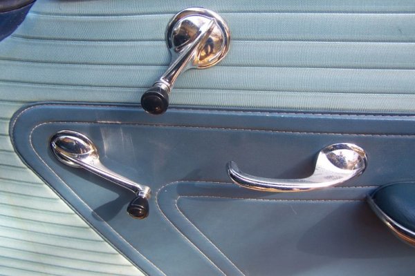 В България, която има удоволствието да е с най-висока средна възраст на автопарка в ЕС, тези ръчки по вратите все още са обичайна гледка. Но при по-съвременните автомобили те почти са изчезнали. Само най-базовите версии на бюджетни модели като Dacia Sandero идват с ръчки на задните стъкла. 
