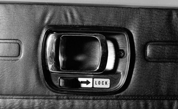 Когато тръгвахме на почивка, татко първо трябваше да отключи шофьорската врата, да влезе и ръчно да отключи отвътре и вратите за всички останали. Добро упражнение за разтягане, направено излишно с навлизането на централното заключване. 
