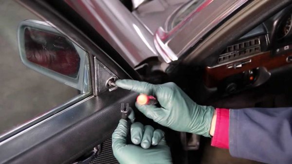 Още една изчезваща черта, макар че по Горубляне не е чак такава рядкост. Настройването на страничните огледала с малки джойстици беше съвсем обичайно нещо до 90-те. Особено забавно бе с дясното огледало, защото няма как едновременно да седиш на шофьорското място и да движиш лостчето. 
В днешно време само шепа модели предлагат подобна схема - нова крачка напред за най-базовата версия на Sandero ("не плащате за нищо излишно"). 
