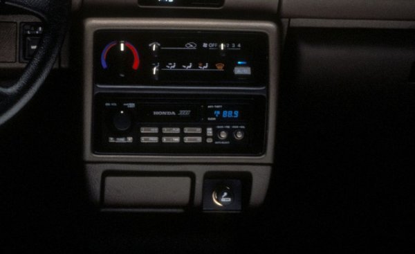 През 80-те, когато повечето коли по нашите ширини идваха само с примитивно радио, да имаш касетофон беше белег за социален статус. Особено ако върви в пакет с току-що издадения от "Балкантон" албум на Whitesnake. Eстествено, мобилните касетофони не бяха кой знае колко надеждни, най-вече заради праха и температурните амплитуди, и честичко надъвкваха лентите. Но на кого му пукаше?
