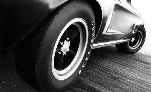 Допреди изобретяването на радиалната гума през 1946, и по-масовото й навлизане в края на 60-те и 70-те, повечето автомобили бяха върху диагонални гуми. Те се отличаваха с доста слабо сцепление и ниска странична устойчивост. И бяха главната причина толкова много спортни коли от онова време да приключат живота си в канавките. Днес ги има основно в селското стопанство. 
