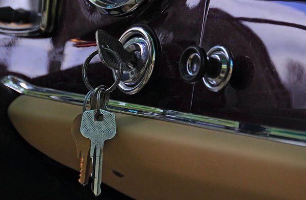 През 2021 на пазара има няколко дузини автомобили с изцяло дигитални ключове, и дори няколко изобщо без ключ, където отварянето става с приложение за смартфон. Все още мнозинството модели имат физически метален ключ, скрит в дистанционното - за онези редки случаи, когато колата е останала без ток например. 
Но беше време, когато нямаше никакви дистанционни, а автомобилът вървеше с три старомодни ключа - един за вратите, един за багажника и един за запалването. 
