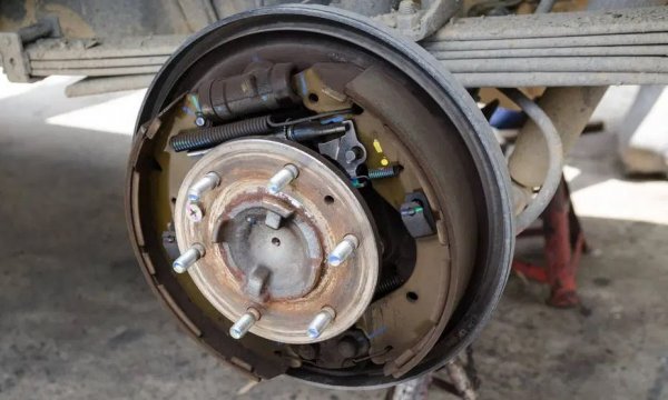 Подобно на ръчните огледала, и те не са още съвсем изчезнали, но в Европа ще ги намерите само на задните колела на някои съвсем бюджетни модели. До края на 60-те обаче почти нямаше коли с дискови спирачки и барабаните господстваха. В интерес на истината, те вършат добра работа - стига да не ги използвате твърде често, като например при спускането от Витиня по стария път. Или в мокро време. 
