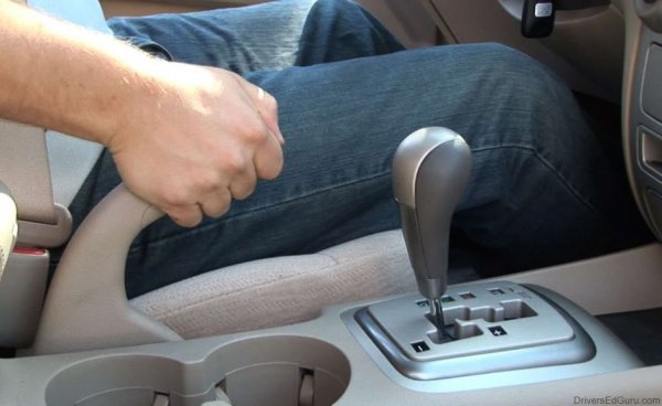 Повечето днешни младежи може и никога да не опознаят удоволствието от дърпането на добрата стара ръчна спирачка. Почти всички съвременни автомобили вече са с електронна. Която дори няма да се задейства, ако се опитате да направите 180-градусов завой в стил Юха Канкунен. 
