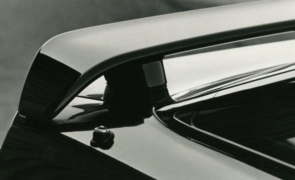 Още в зората на ХХ век шофьорите са установили, че е хубаво човек да има поне радио в колата си. Но стърчащата антена създаваше естестически и практически проблеми, затова в по-луксозните модели тя се прибираше в корпуса чрез малък електромотор. В наши дни обаче антената най-често е вградена в малка "перка" на покрива и изобщо не се набива на очи. 
