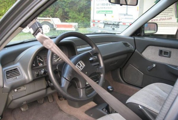 В България, където прескочихме от автомобилните технологии от 60-те към тези от края на 90-те, автоматичните колани така и не станаха популярни. Но в края на 80-те те бяха последен писък на модата, и се монтираха на всичко от Honda Civic до Ferrari Testarossa. Сядаш, облягаш се и електромоторчето придвижва и закопчава колана. Но в практиката не беше нито толкова удобно, нито толкова безопасно, колкото звучеше в рекламите. 
