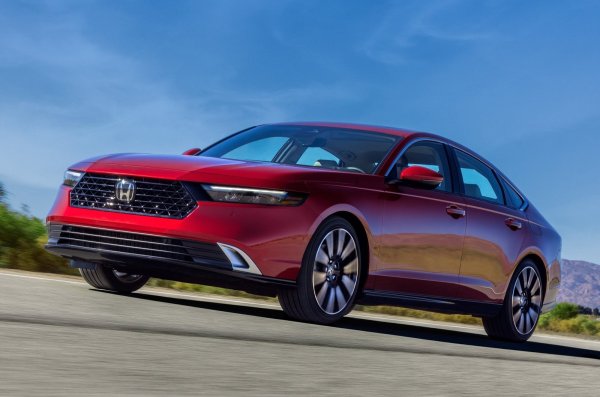 Силен конкурент в категорията на средоразмерите седани, най-новата Honda Accord идва с актуализирани интериор и технологии, включително гласово активиран климатроник. Топ-версиите разполагат с електрическо регулиране на шофьорската седалка в 10 посоки и отопляеми предни седалки. Задните седалки са идеални за уикенд пътувания с внуците. 

Пакетът за безопасност Honda Sensing е стандартен за всички нива на оборудване, а изборът на двигател е гъвкав - с 1,5-литров четирицилиндров двигател с турбокомпресор или 2,0-литрова хибридна версия в два варианта. Цените на Honda Accord от 2024 г. започват от 27 895 долара и това е една от най-удобните коли за възрастни хора.
