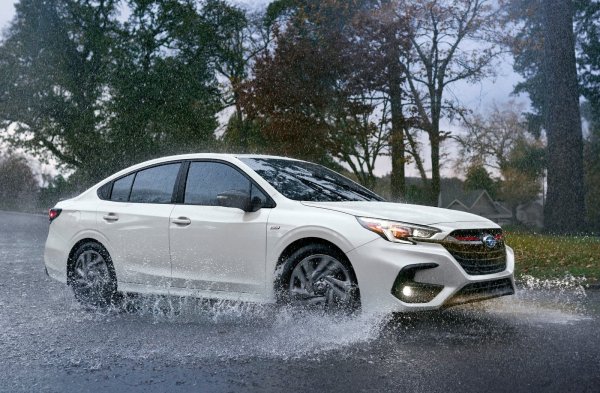 Това не е превозно средство с висока езда, но Subaru Legacy има симетрична система за задвижване на всички колела, която трябва да успокои по-възрастните шофьори, когато шофират в дъждовни или снежни условия. И двете четирицилиндрови версии на силовия агрегат, тип боксер, не предлагат бързо ускорение, но Legacy компенсира това с уверено возене с активно векторизиране на въртящия момент, контрол на динамиката на превозното средство и напълно независимо окачване. Технологията за безопасност Subaru EyeSight е включена като стандартно оборудване. Subaru Legacy 2024 започва от 24 895 долара.