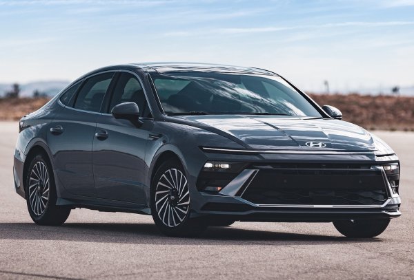 Южна Корея позиционира Hyundai Sonata в категорията на седанити със средни размери. Sonata има модерен стил, без да е радикален, което е точно за възрастни хора. Кабината лесно побира петима пътници с избор от по-лека платнена тапицерия или по-висококачествена кожена тапицерия, а наличният 10,3-инчов сензорен екран прави навигационните указания лесни за разбиране и издползване. Освен това, той предлага избор от три бензинови двигателя и две хибридни задвижвания.
