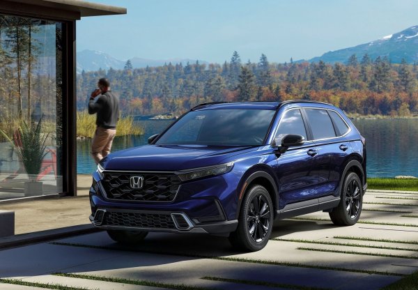 Honda CR-V е в своето шесто поколение, като има по-ъгловат дизайн, който му придава статусен външен вид. Като компактен кросоувър, CR-V обещава прилична динамика на шофиране, подобна на седан, на която по-възрастните купувачи със сигурност ще се радват. Салонът получи двузонов автоматичен климатичен контрол и висококачествени покрития. 

Адаптивният круиз-контрол и асистентът за задръствания намаляват вероятността от схващане на краката при дълги пътувания, а автоматичната скоростна кутия улеснява превключването. Honda CR-V, моделна година 2025, започва от 30 100 долара в Съединените щати.
