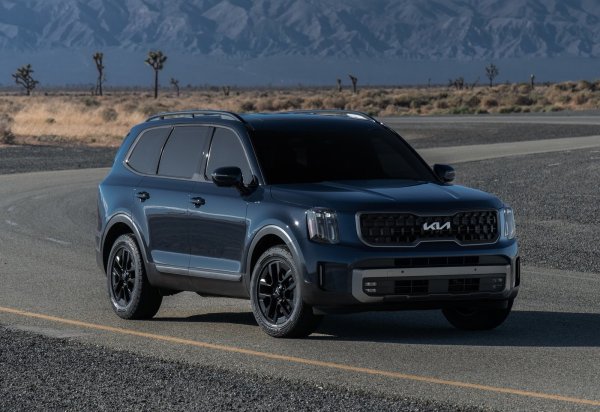 Основното предимство на Kia Telluride за по-възрастните шофьори е неговият размер, тъй като това е най-големият автомобил в гамата на производителя. Но това може да бъде и недостатък при маневриране в трафика. В това отношение Telluride е оборудван с различни системи за подпомагане на водача, включително предупреждение за напускане на лентата, помощ за поддържане на лентата и помощ за магистрала. SUV-овете имат висока позиция на седене, което може да е за предпочитане за някои по-възрастни, които не искат да се навеждат твърде много.

Размерите на Telluride предпазват пространството за пътници и товари без препятствия по време на вашето пътуване. 
Стандартният V6 произвежда 291 конски сили. Telluride може да бъде свързан с мобилното приложение Kia Access, за да помогне на забравителните шофьори да намерят колата си на паркинг.
