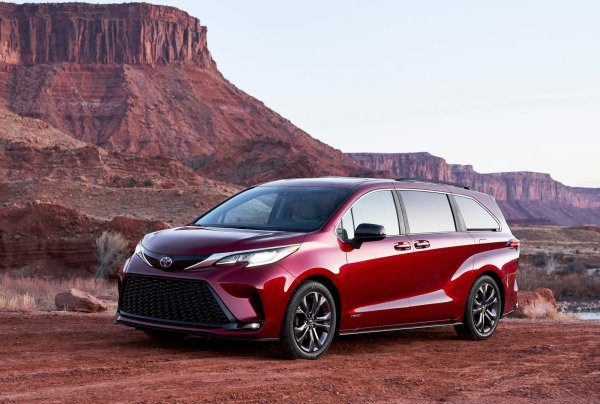 Този модел предлага ексклузивно хибридни двигатели в своята гама от задвижвания. Като миниван, Sienna може да се похвали с 5,47 кубически метра вътрешен обем, осигурявайки на по-възрастните пътници удобно пътуване. Това се допълва от двойни плъзгащи се странични врати и багажник, което го прави един от най-добрите автомобили за възрастни хора с лесен достъп до интериора. 

Мощността от три хибридни двигателя се изпраща или към предните колела, или към опционалната система за задвижване на четирите колела чрез автоматична трансмисия, а активните системи за подпомагане на водача включват предупреждение за челен сблъсък и помощ за поддържане на лентата. Toyota Sienna (2024). започва от 37 685 долара.
