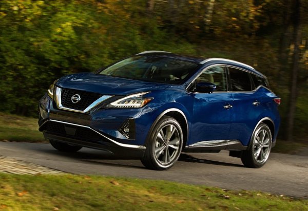 Друг модел, който си заслужава вниманието, е Nissan Murano, който продължава да живее, въпреки че третото му поколение отдавна е отминало. Стандартното LED осветление и кормилното управление с накланяне могат да бъдат допълнени от седалка на водача с 10-посочно регулиране с нулева гравитация, за да се намали умората. Единствената опция за двигател е 3,5-литров бензинов V6, използващ безстепенна трансмисия и опционално задвижване на четирите колела.
