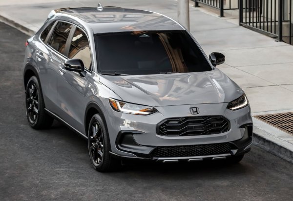 Honda HR-V има какво да предложи на по-възрастните купувачи. Има пакет за безопасност Honda Sensing, който добавя адаптивен круиз-контрол, разпознаване на пътни знаци и предупреждение за челен сблъсък. Наличните опции включват наблюдение на мъртвите точки, предни и задни сензори за паркиране и отопляеми предни седалки. Има много място обаче, въпреки че HR-V е погрешно класифициран като малко комби в САЩ.