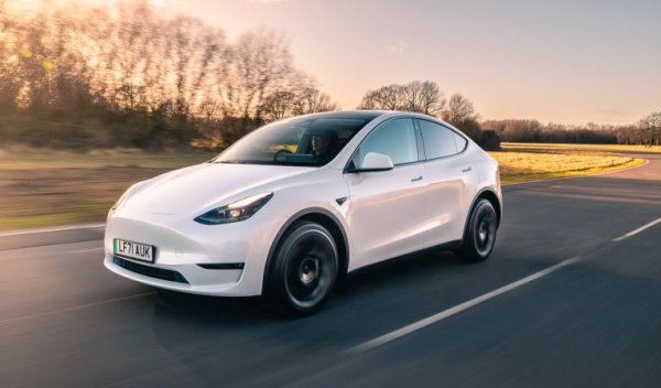 Европейците трябваше доста да почакат по-достъпния кросоувър на Tesla, но кега, когато най-после е тук, той все по-убедително се утърждава като най-продавания електромобил на Стария континент. Ръстът през 2023 спрямо 2022 година е цели 247 процента. 
