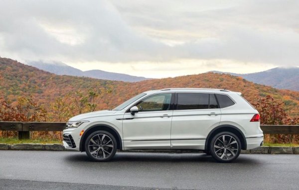 Доскоро Tiguan водеше ежесточена битка с Peugeot 3008 за първенството в доходния сегмент на компактните кросоувъри, но сега преднината му е огромна. И явно ще продължи да се увеличава, защото за двата месеца германският модел има почти 23% ръст, докато френският отчита 27 на сто спад. 
