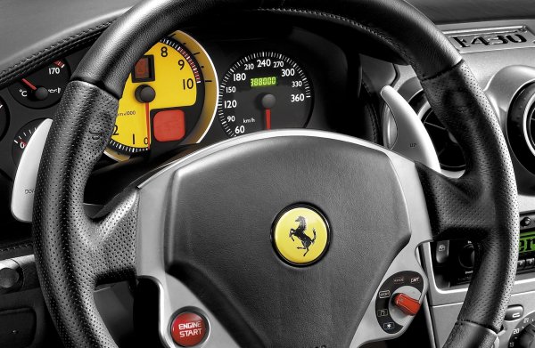 В началото на 2000-те беше нормално автоматичните трансмисии да имат пет предавателни числа, но сега рутинно виждаме автомобили с 9 и дори 10 предавки. Много голям напредък се отчита и при автоматизираните ръчни скоростни кутии. Карайте Ferrari 458 с двоен съединител след F430 с по-старата трансмисия F1 с един съединител и ще се закълнете, че между тях трябва да има цяло поколение автомобили. 