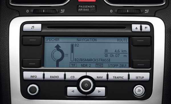 С невероятно сложната система за картографиране, вградена в телефоните, които всички носим всеки ден, няма смисъл да плащаме допълнително за сателитна навигационна система в нашите автомобили (ако тя не е включена в стандартното оборудване). Но ако се върнете с 15 години назад във времето, когато телефоните все още бяха прости, а някои навигационни системи в автомобила не бяха много по-добри от тях, производители като VW и Audi биха ви таксували почти 1000 долара за навигация, базирана на едноцветни стрелки, на която дори няма карта. 