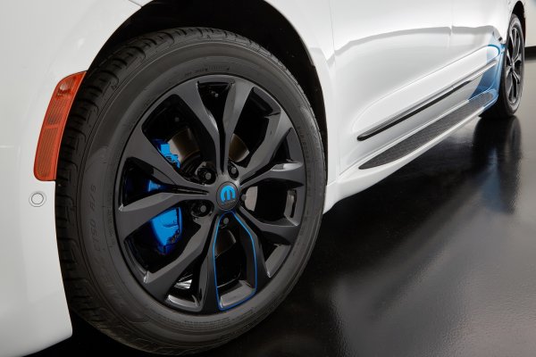 Тенденцията за черни колела избухна през 2000-те и не е изчезнала напълно, въпреки че на моменти изглежда като пълен боклук. Много фенове твърдят, че тези джанти правят колата им да изглежда „злобна и мрачна“. В същото време обаче те пречат някои други детайли от дизайна на колелото да бъдат забелязвани, а дори най-малкото съприкосновение с бордюра си личи от километри разстояние. 