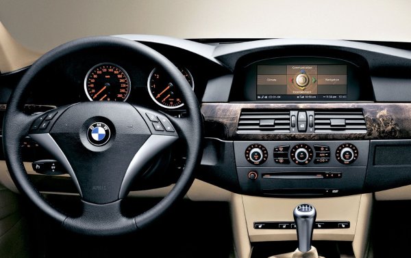 Влезте в почти всяка чисто нова кола и ще бъдете посрещнати от лъскав екран на конзолата, който се управлява с дококване. Мненията за тази технология са различни, тъй като тя изисква отклоняване на погледа по време на движение, за да видите изображението на екрана. Опитайте се обаче да преместите курсора върху навигационна карта в BMW или Audi от времето, преди да бъде добавена сензорна функционалност към техните информационно-развлекателни системи. Трябва да използвате специален селектор, а това си е като да се опитваш да вденеш конец в игла, докато караш.