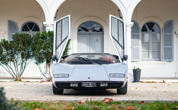 Много рядка ранна серия на суперавтомобила Lamborghini Countach е открита в луксозен замък на френския остров Ла Рошел. Колата пренадлежи на уединен милионер и е използвана много рядко, така че е идеално запазена. Купето е оборудвано с V12 с мощност 380 конски сили и може да развие 280 км/ч.
