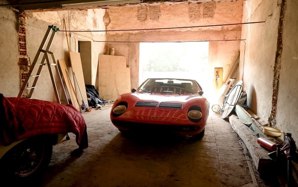 Във френската провинция е открит суперавтомобилът Lamborghini Miura, паркиран в гараж от 20 години. Собственикът купува колата през 1975 година, но спира да я кара поради здравословни проблеми. Колата е в отлично състояние. Принадлежи към версията P400S с V12 двигател с мощност 370 конски сили и развива 282 км/ч.
