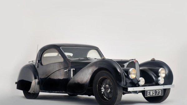 През 2008 година рядкото купе Bugatti 57S Atalante е открито в стар гараж във Великобритания. Произведени са само 17 такива коли с мощносст 175 к.с. с дизайн на Жан Бугати. Това Bugatti принадлежи на лекаря Харолд Кар, който спира да шофира през 1960 година поради психическо разстройство. Автомобилът е добре запазено и продаден през 2009 година за 4,53 милиона долара.
