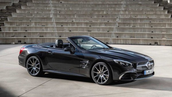 Съкращението SL е легендарно, но все още не е напълно ясно какво има предвид Mercedes под това: "Sport Leicht&ldquo; (спортно лек) или "Super Leicht&ldquo; (супер лек), макар че през 2017 година едно случайно откритие в архивите на компанията да накланя везните към второто. Както и да е, първи такова обозначение получава купето 300 SL, прочуто с вратите си тип "крило на чайка".