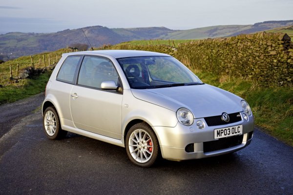 Този дребосък е истинско инженерно чудо, със 125 коня от своя 1.6-литров мотор, с 6-степенна ръчна трансмисия и с много алуминиеви компоненти, пренесени от Lupo 3L TDI. Изключително весела кола, която днес е колекционерска рядкост. 
