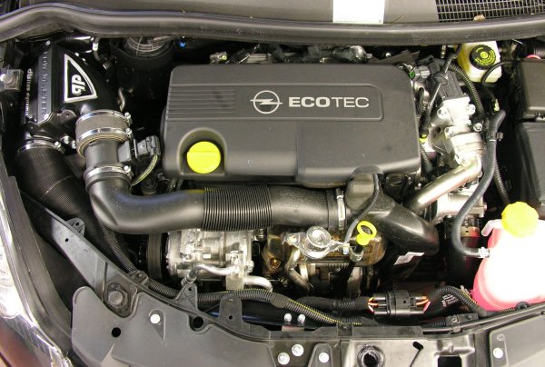 Двигателят 1.6 с турбо и ангренажен ремък, а не с верига, идва от Astra H, като развива 150 к.с. Той е по-капризен и бързо разбива лагерите на механичната скоростна кутия. При него се отчитат и течове от уплътнения. Ресурсът на маслената помпа също не е особено голям, термостатът и контролните блокове често се замърсяват, а клапанът за рециркулация на отработените газове (EGR) се запушва.