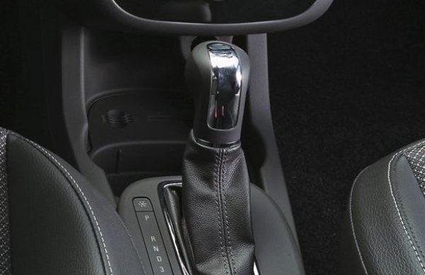 Тази кутия е сред недостатъците на модела още от самата си поява. Това се дължи на неуспешния алгоритъм и на неособено надеждните задвижващи механизми и сензори. По принцип би трябвало да изкара до 100 000 км, но е по-вероятно дискът на съединителя да се износи преди това. Като цяло тя не е никак добър избор не само за този модел на Opel.