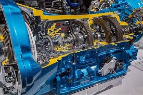 За щастие, това поколение на Opel Cors се предлага с конвенционален хидроавтоматичен Aisin 60-40LE. Факт е, че 4 предавки не са никак много, особено за съвременен автомобил, но пък от друга страна ресурсът на тази кутия е 300 000 км. А повечето неизправности при нея са свързани с износване на основните компоненти, което е напълно нормално. Тя се комбинира с бензиновия 1,4-литров двигател, като това е най-доброто предложения на пазара на употребявани автомобили.