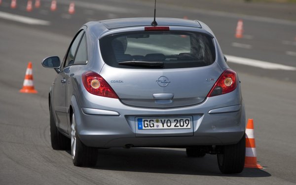 По принцип електрическата система не е най-силното звено на Corsa. По-рано произведените бройки от модела страдат от проблеми с вентилацията и климатичната система. Отоплението на седалките също се поврежда, както и двигателите на чистачките. Сред често срещаните проблеми са и тези с крушките на фаровете и в салона, които често изгарят.