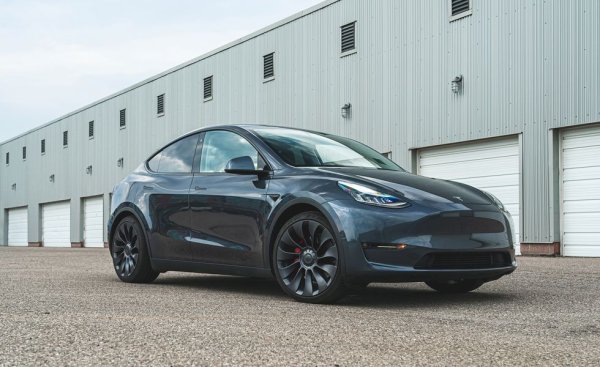 Има голяма вероятност Model Y да е завършил 2023 като най-продавания автомобил в света, и със сигурност ще е номер 1 в Европа. Но никой не е пророк в собствения си дом: в САЩ електрическият кросоувър е едва на пето място. Но пък е най-продаваният електромобил с огромна преднина. 