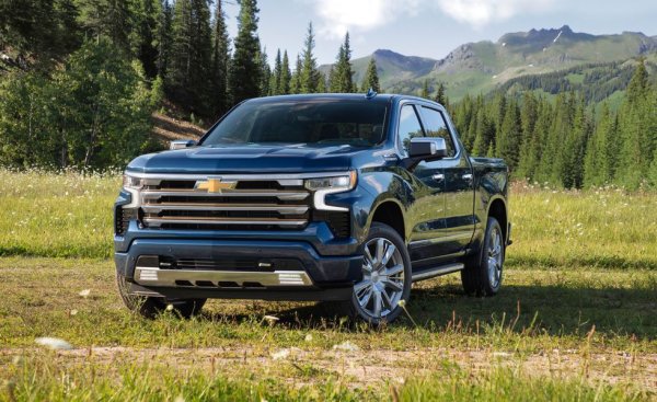 И тук, както впрочем и при Ram и победителя в класацията, в общата бройка са включени както леките версии, така и heavy-duty вариантите. При последните продажбите почти не са мръднали от 2022, но лекият Silverado 1500 отчита близо 6% ръст. 