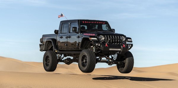 Започваме с бруталния пикап, разработен от американското ателие Hennessey. Jeep Gladiator, на чиято основа е конструиран и споменатия Rezvani Hercules, след замяната на щатния си двигател получава компресорен 6,2-литров V8 и името Maximus.

Бензиновият "осмак" Hellcat доставя 1014 конски сили и 1265 Нм през 8-степенен автоматик. Това е достатъчно за пикапа със задвижване на четирите колела, преработено окачване, увеличен пътен просвет с 15 см и офроуд гуми BF Goodrich KD на 20-инчови джанти, не само да се втурва стремглаво през дюните и други препятствия, а направо да прелита през тях.