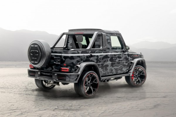 Някога Mercedes-AMG G63, Star Trooper Pickup Edition се превръща в лъскав пикап с ярки акценти, гигантски 24-инчови колела от леки сплави и агресивно карбоново купе. Моделът, подготвен от Mansory, е в духа на предходния им проект Star Trooper, измислен в сътрудничество с модния дизайнер Филип Плейн.